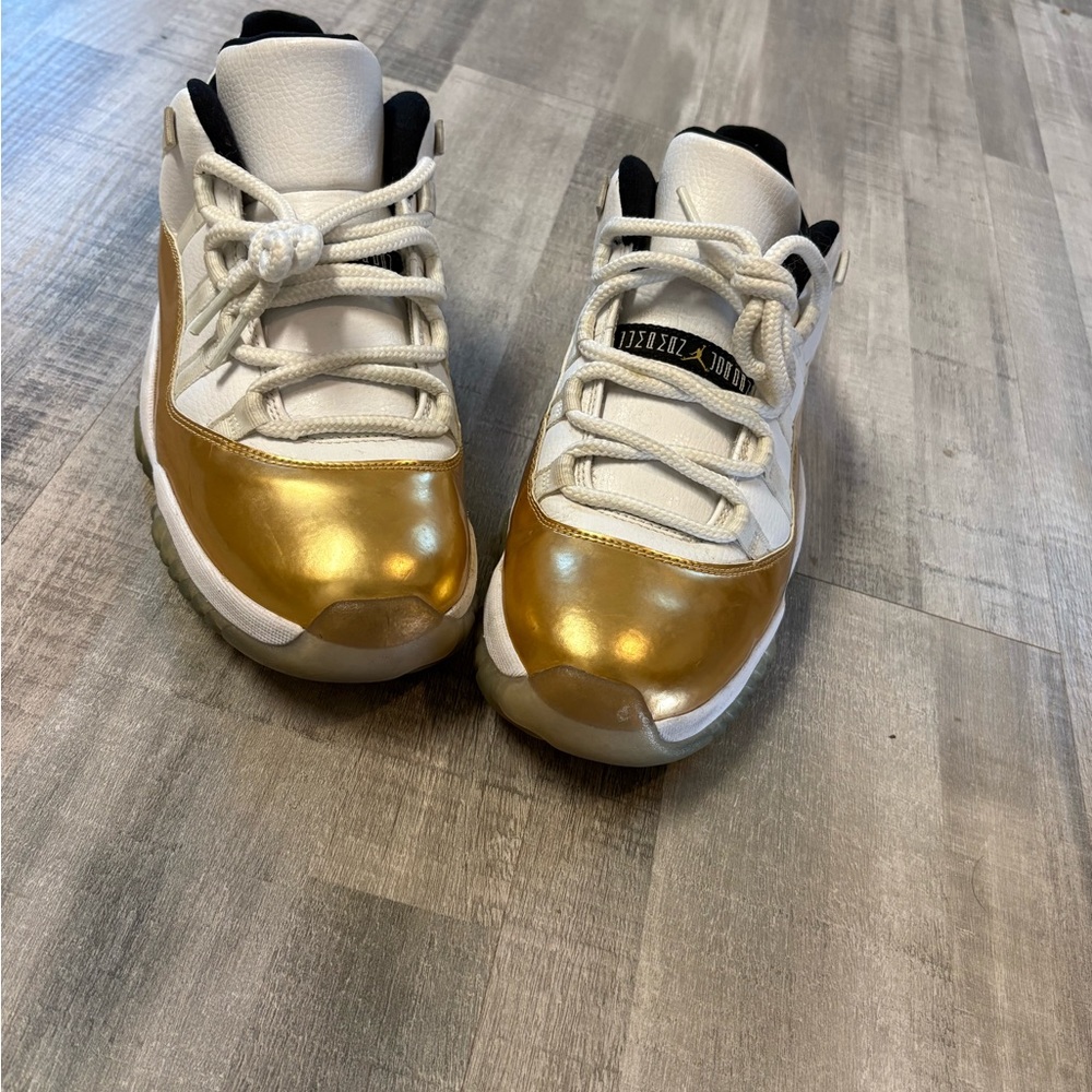 Jordan 11’s Retro Men’s Size 8.5 Gold & White - Picture 4 of 10